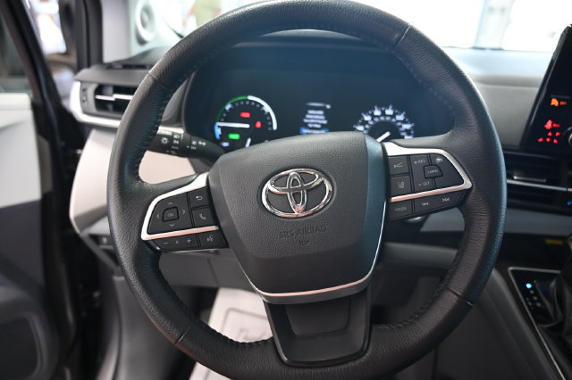 Used 2021 Toyota Sienna XLE w/ XLE Plus Package FWD image 23