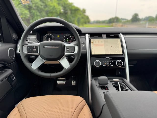 Used 2025 Land Rover Discovery Dynamic SE AWD/4WD image 13