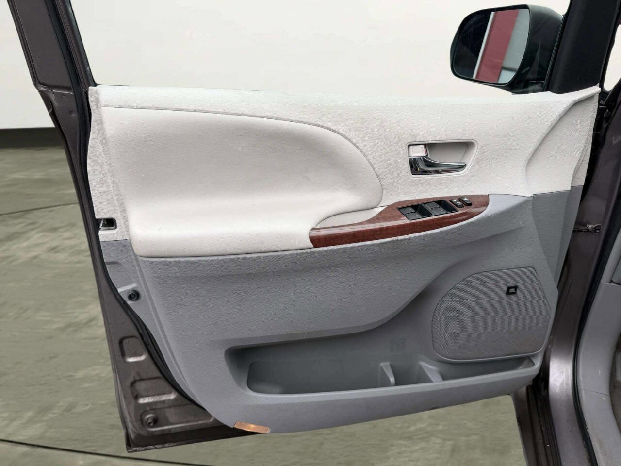 Used 2014 Toyota Sienna XLE w/ XLE Premium Package image 9