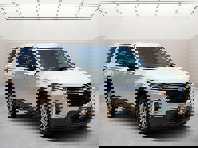 Used 2023 Chevrolet Traverse LS image 1