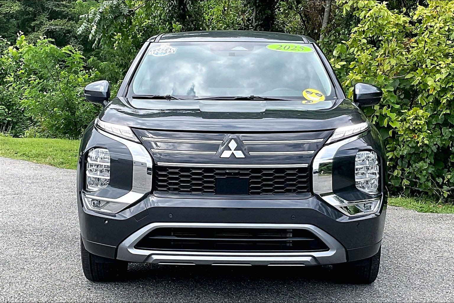 Used 2025 Mitsubishi Outlander SE FWD image 2
