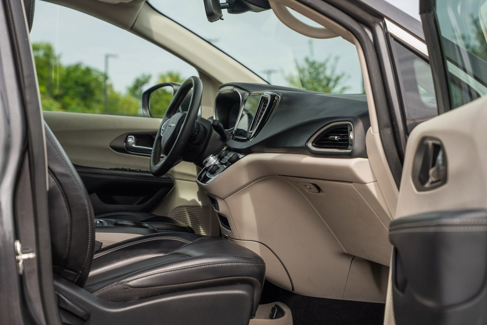 Used 2023 Chrysler Pacifica Touring-L FWD image 14