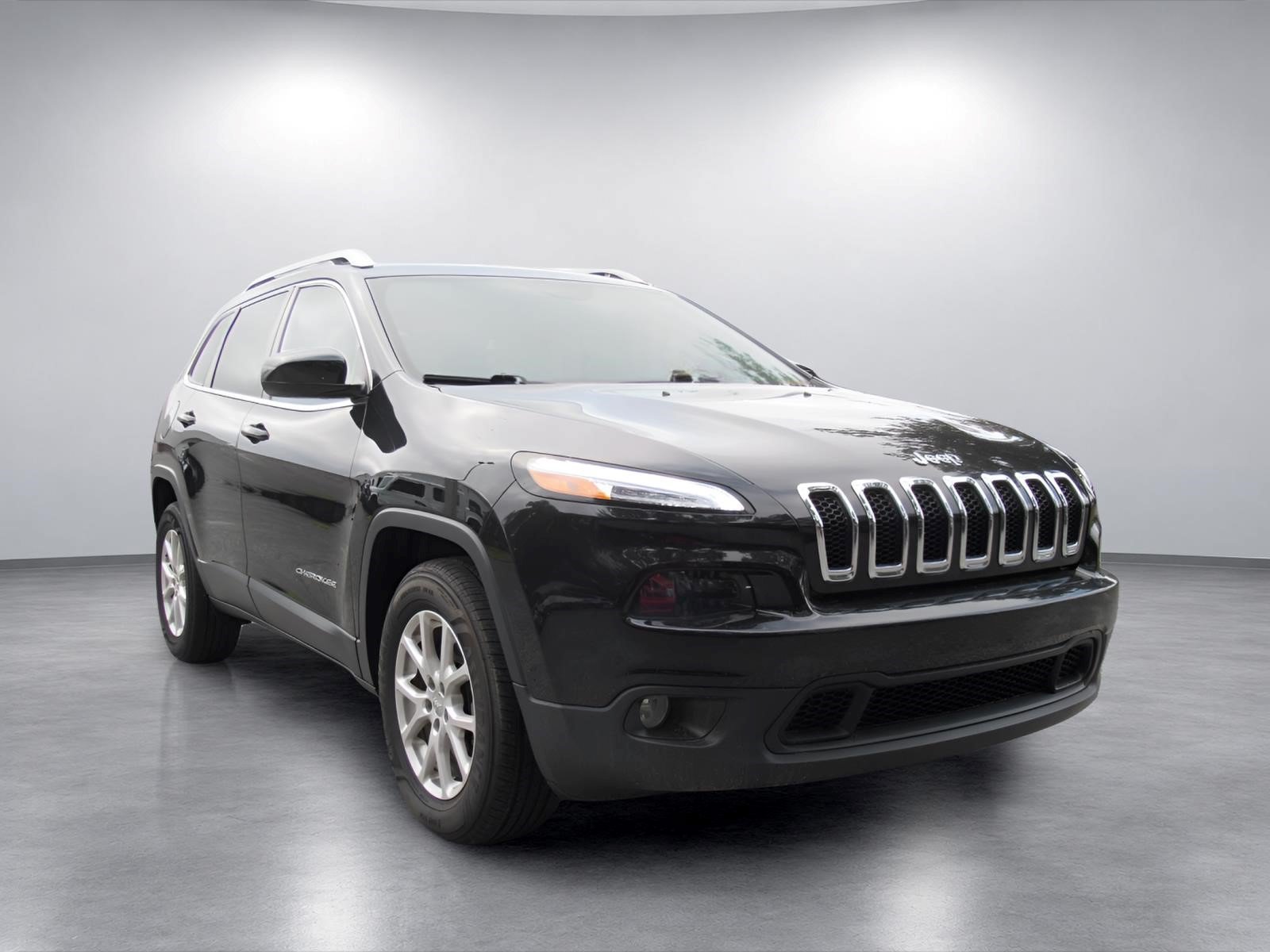 Used 2015 Jeep Cherokee Latitude w/ Cold Weather Group AWD/4WD image 3
