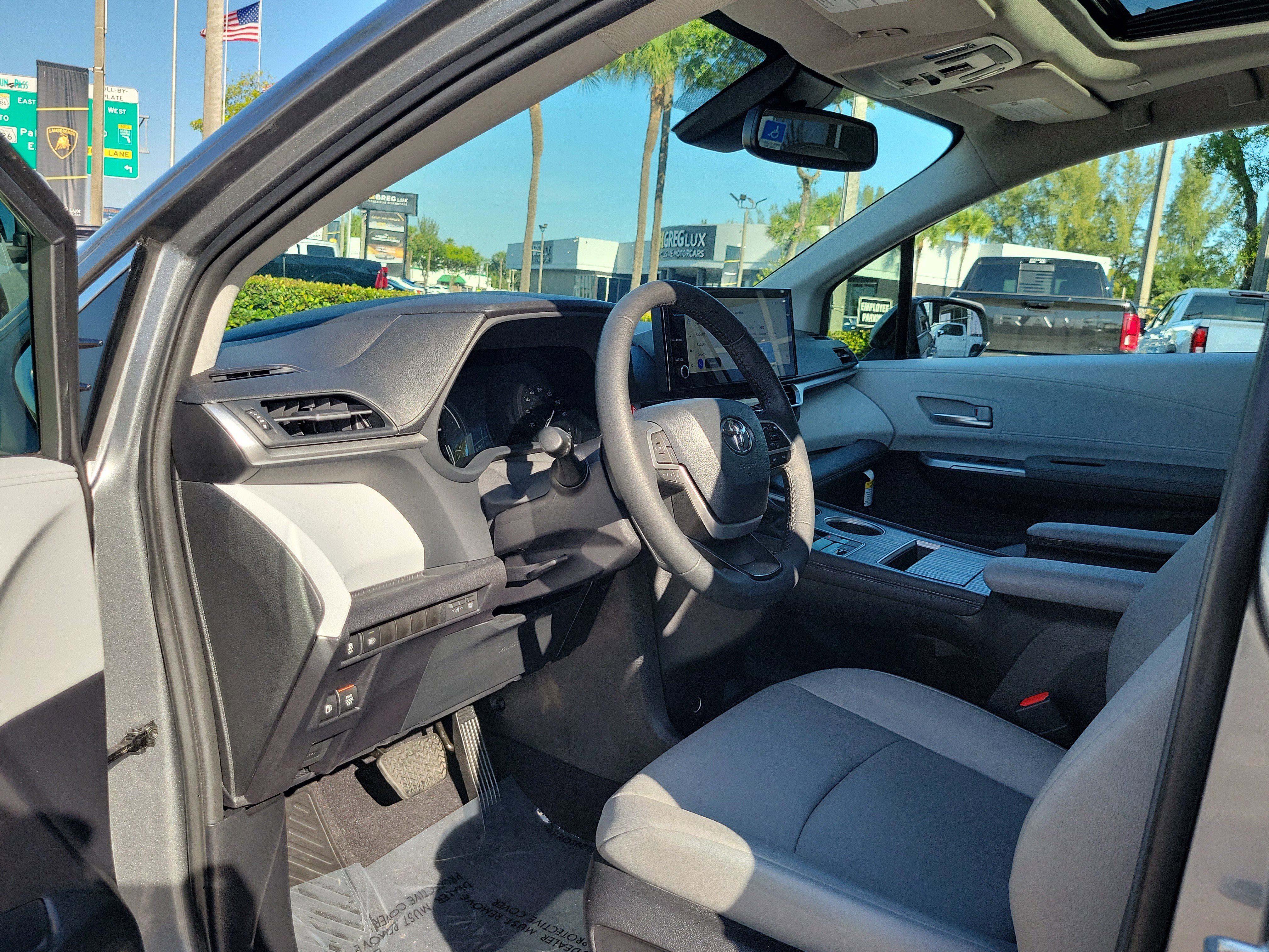 Used 2026 Toyota Sienna XLE FWD image 9