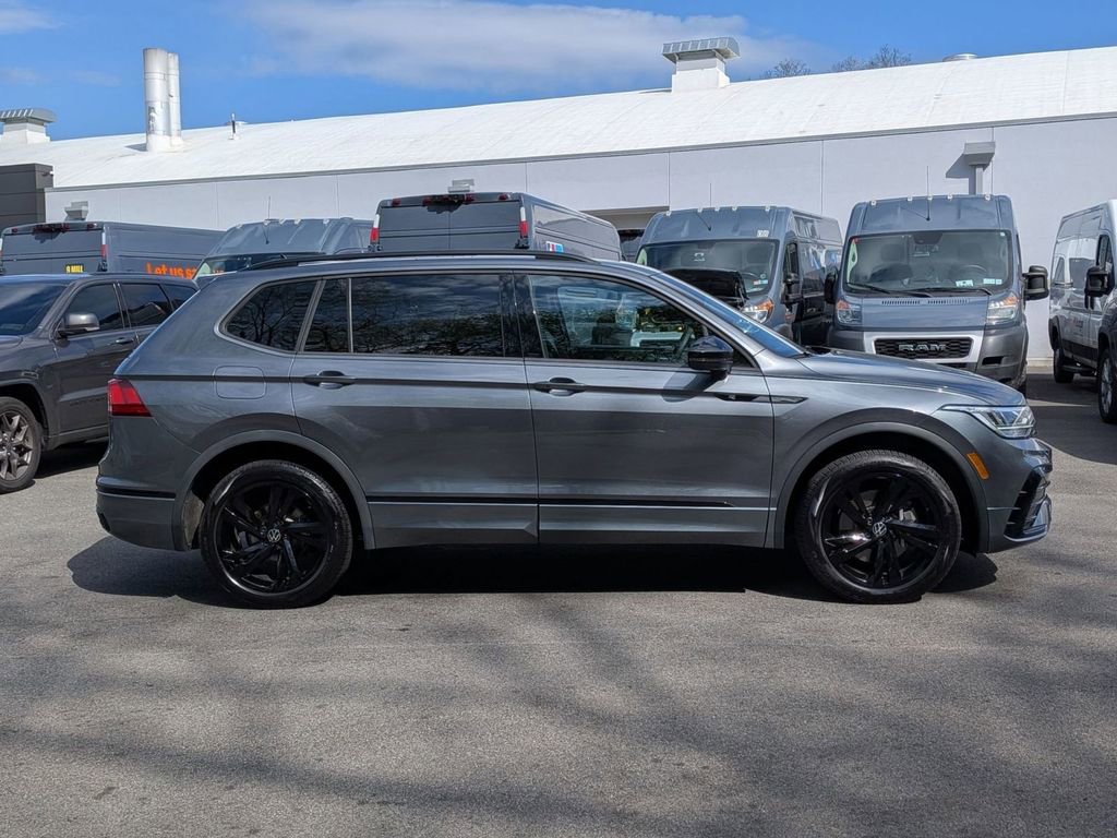 Used 2024 Volkswagen Tiguan SE R-Line AWD/4WD image 2