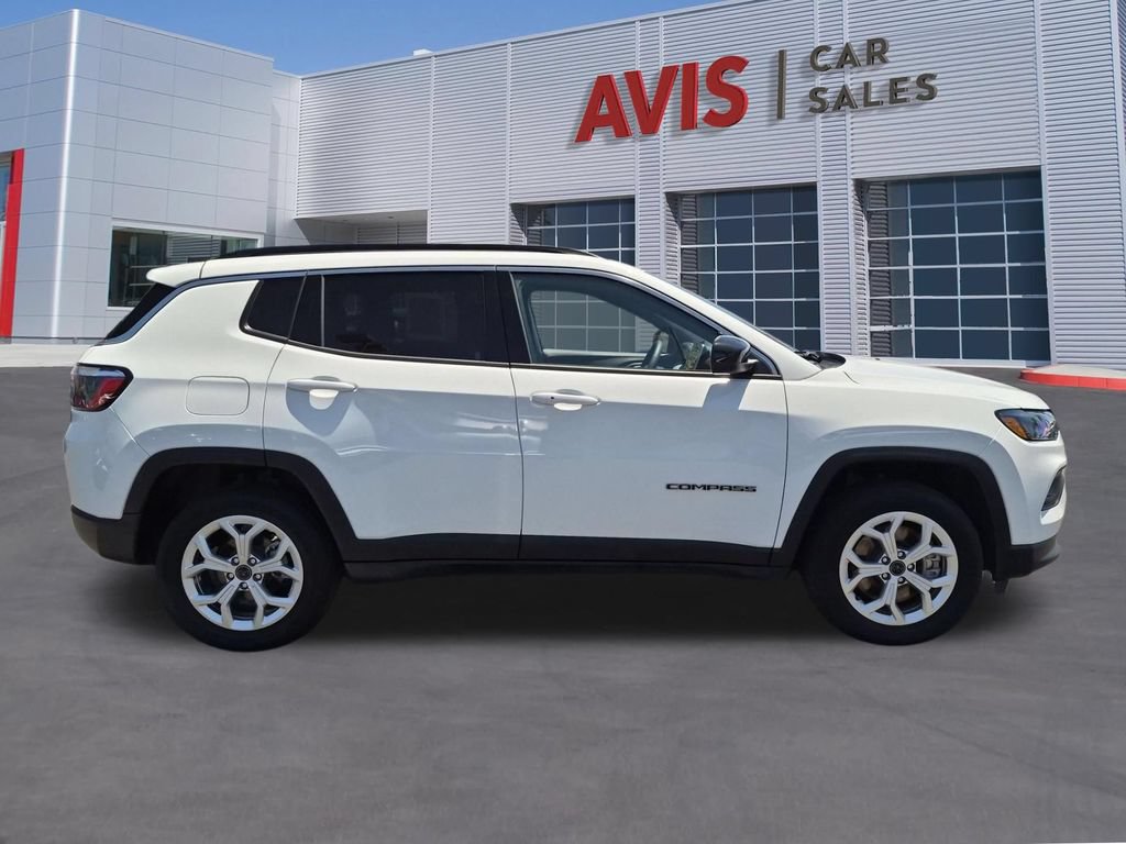 Used 2025 Jeep Compass Latitude w/ Sun & Sound Group AWD/4WD image 5
