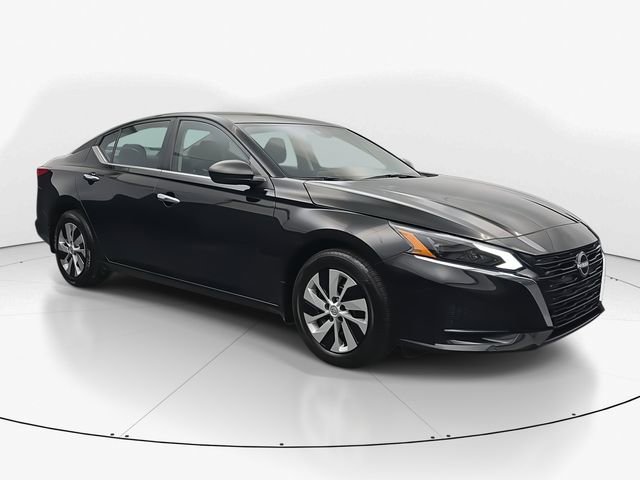 Used 2025 Nissan Altima 2.5 S image 2
