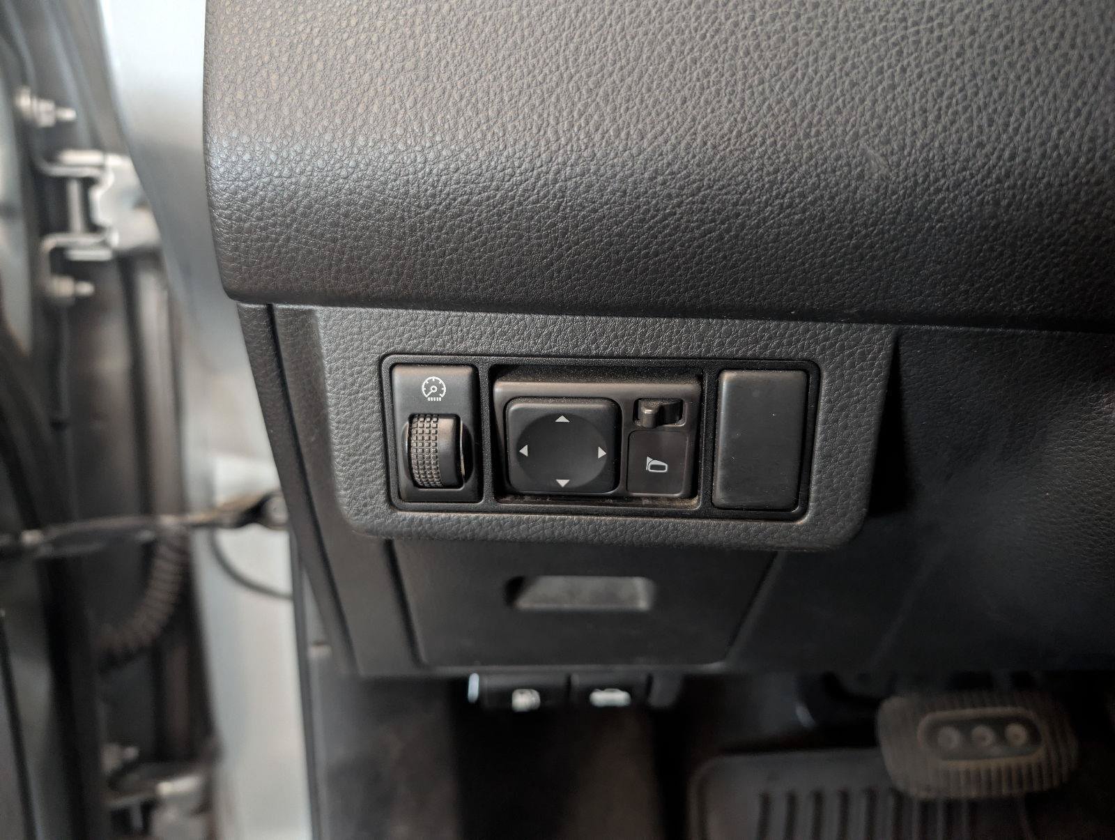 Used 2011 Nissan Versa 1.8 S w/ Plus Pkg FWD image 31