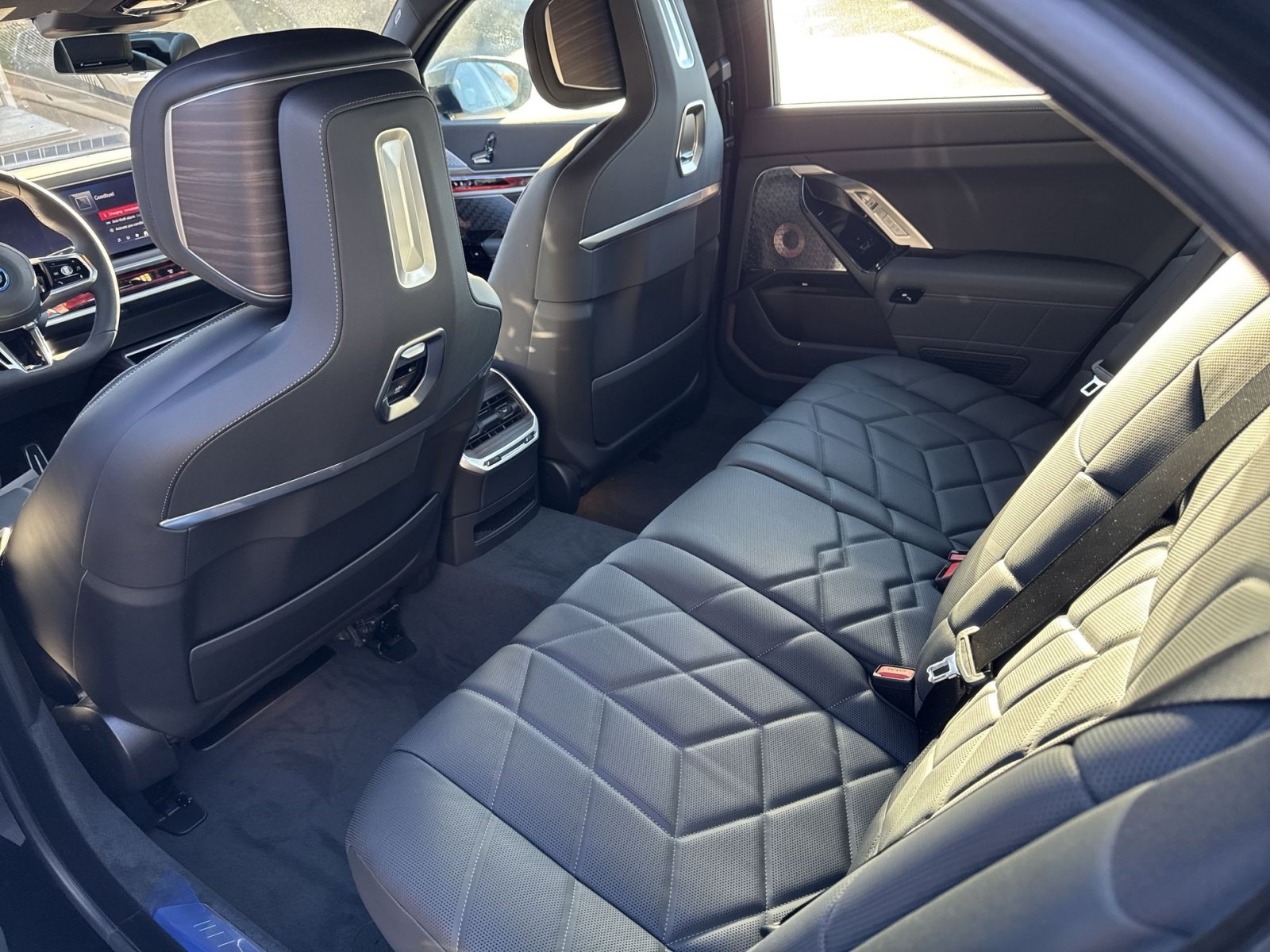 New 2026 BMW i7 M70 AWD/4WD image 25