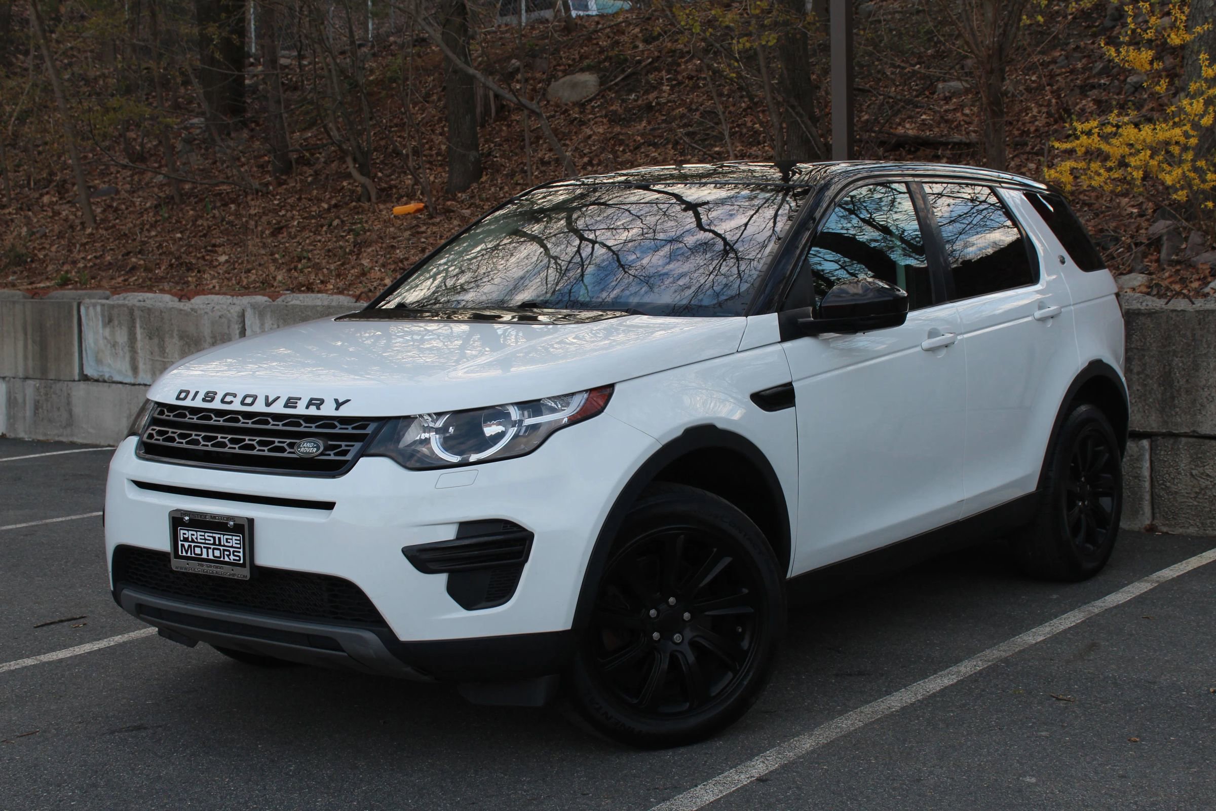 Used 2017 Land Rover Discovery Sport SE AWD/4WD image 2