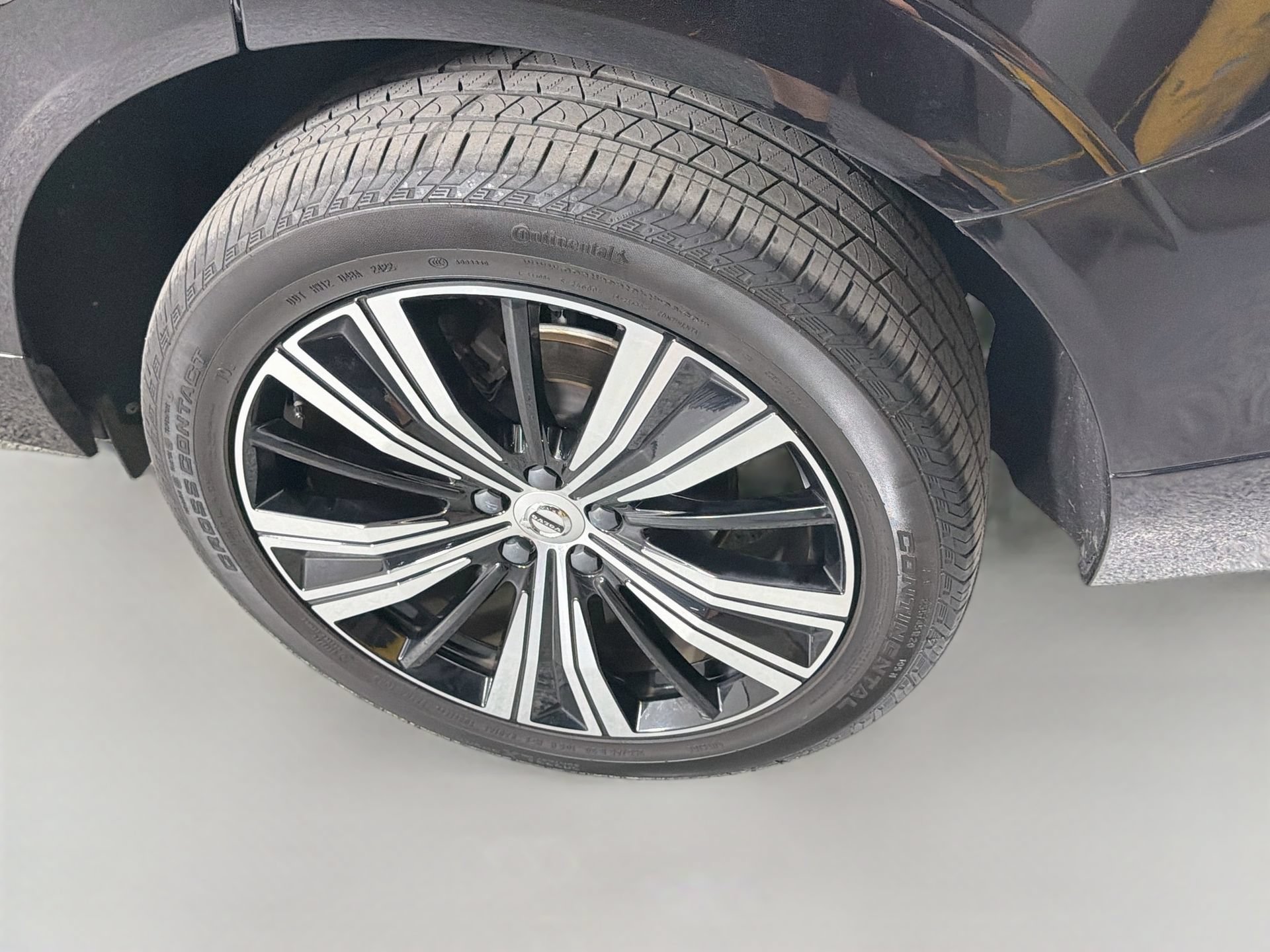 Certified 2023 Volvo XC60 B5 Plus w/ Protection Package Premier FWD image 32