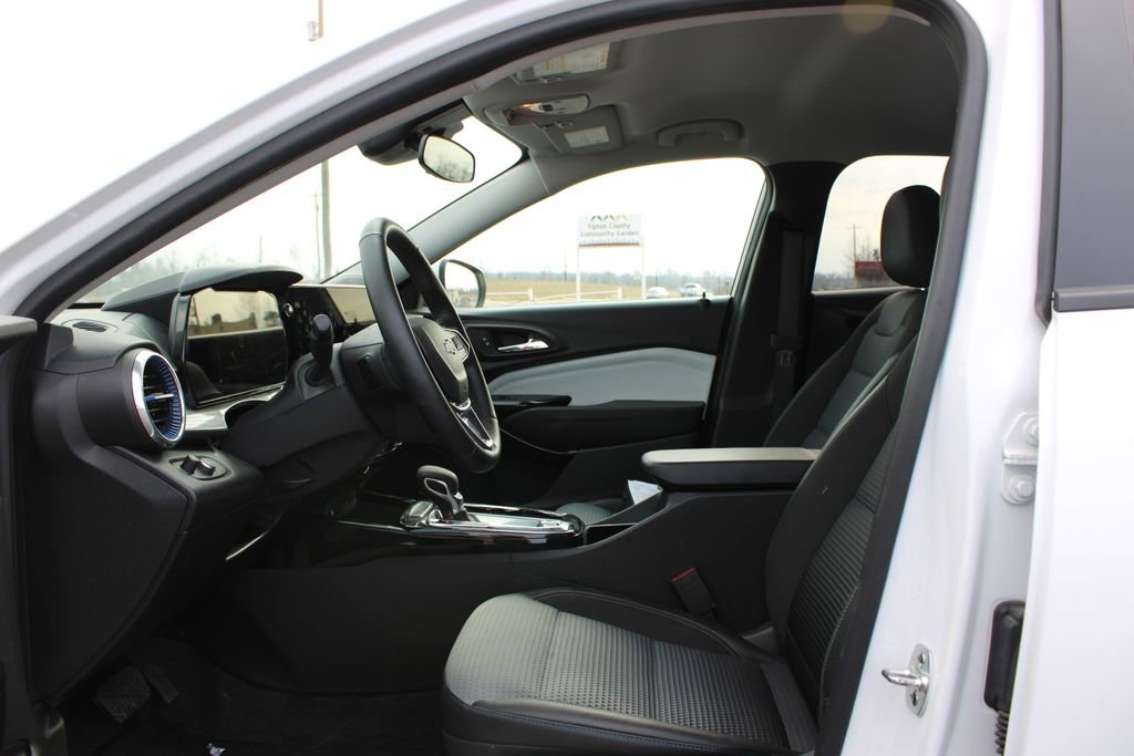 Used 2025 Chevrolet Trax LT w/ LT Convenience Package image 14