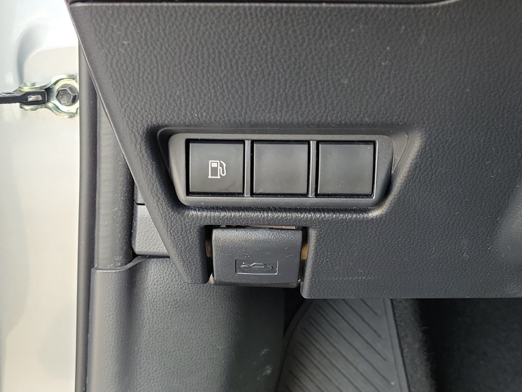 Used 2025 Toyota Prius LE FWD image 31