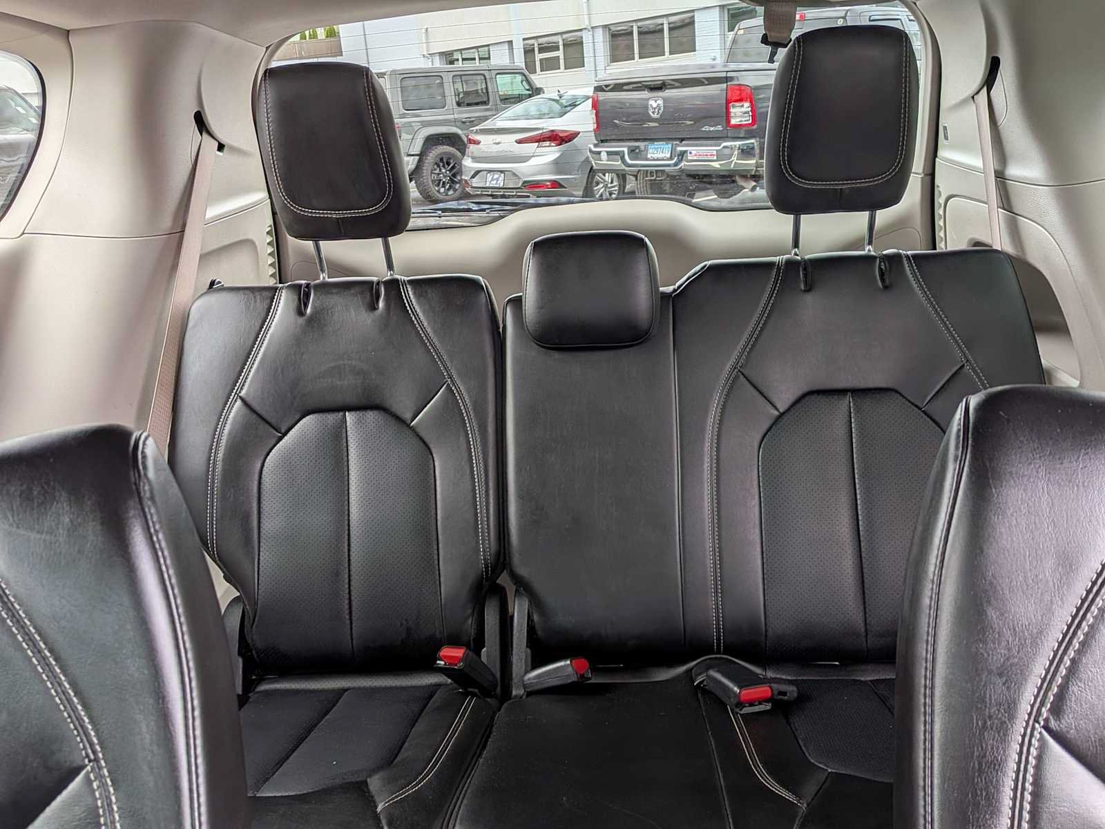 Used 2023 Chrysler Pacifica Touring-L FWD image 13