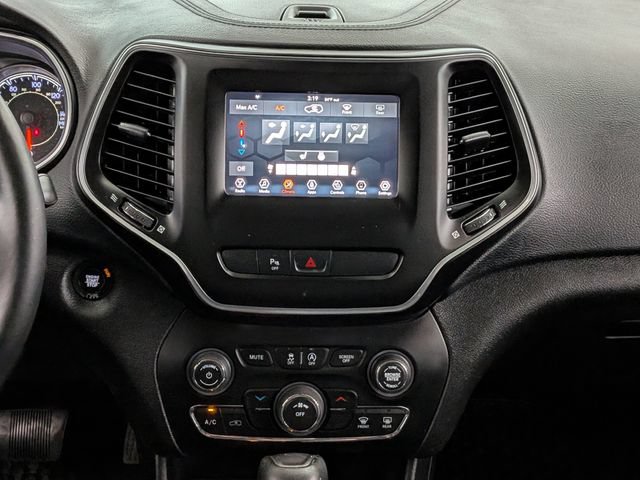 Used 2019 Jeep Cherokee Latitude Plus w/ Cold Weather Group AWD/4WD image 25
