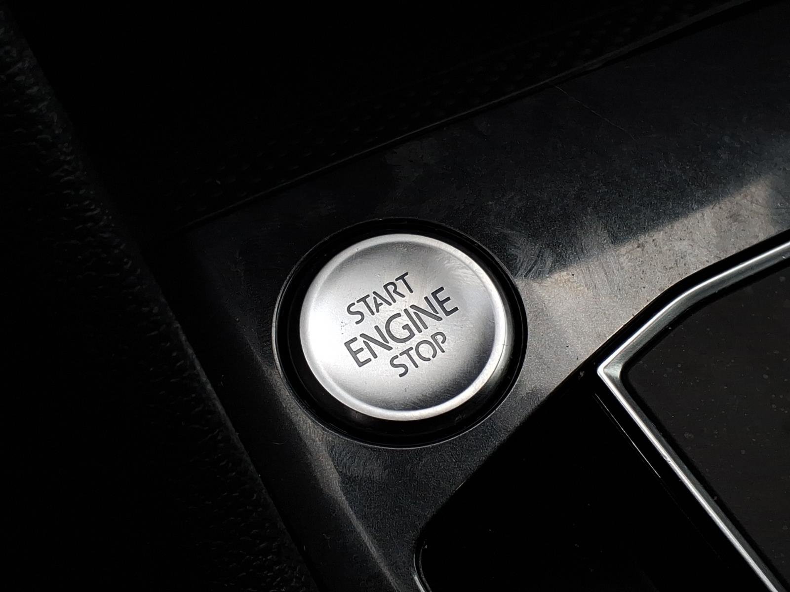 Used 2020 Volkswagen Tiguan SEL Premium R-Line image 33