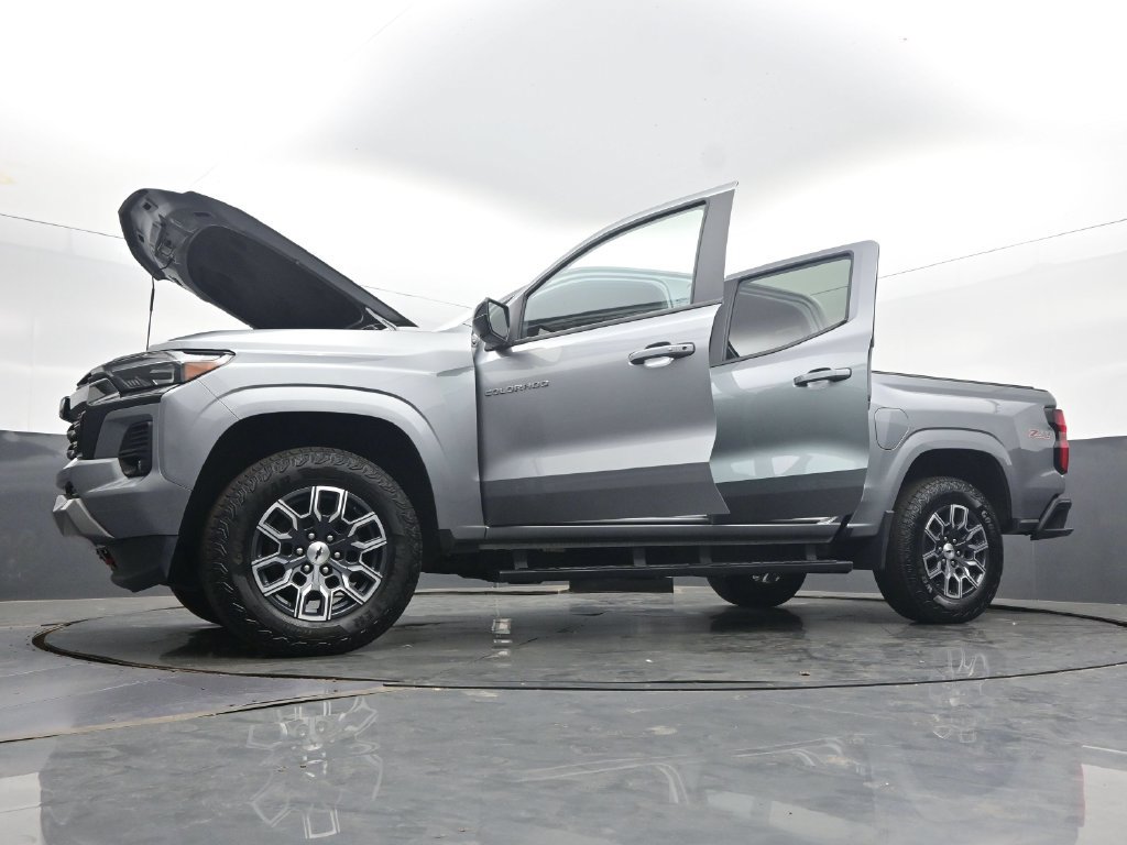 Used 2025 Chevrolet Colorado Z71 w/ Technology Package AWD/4WD image 62