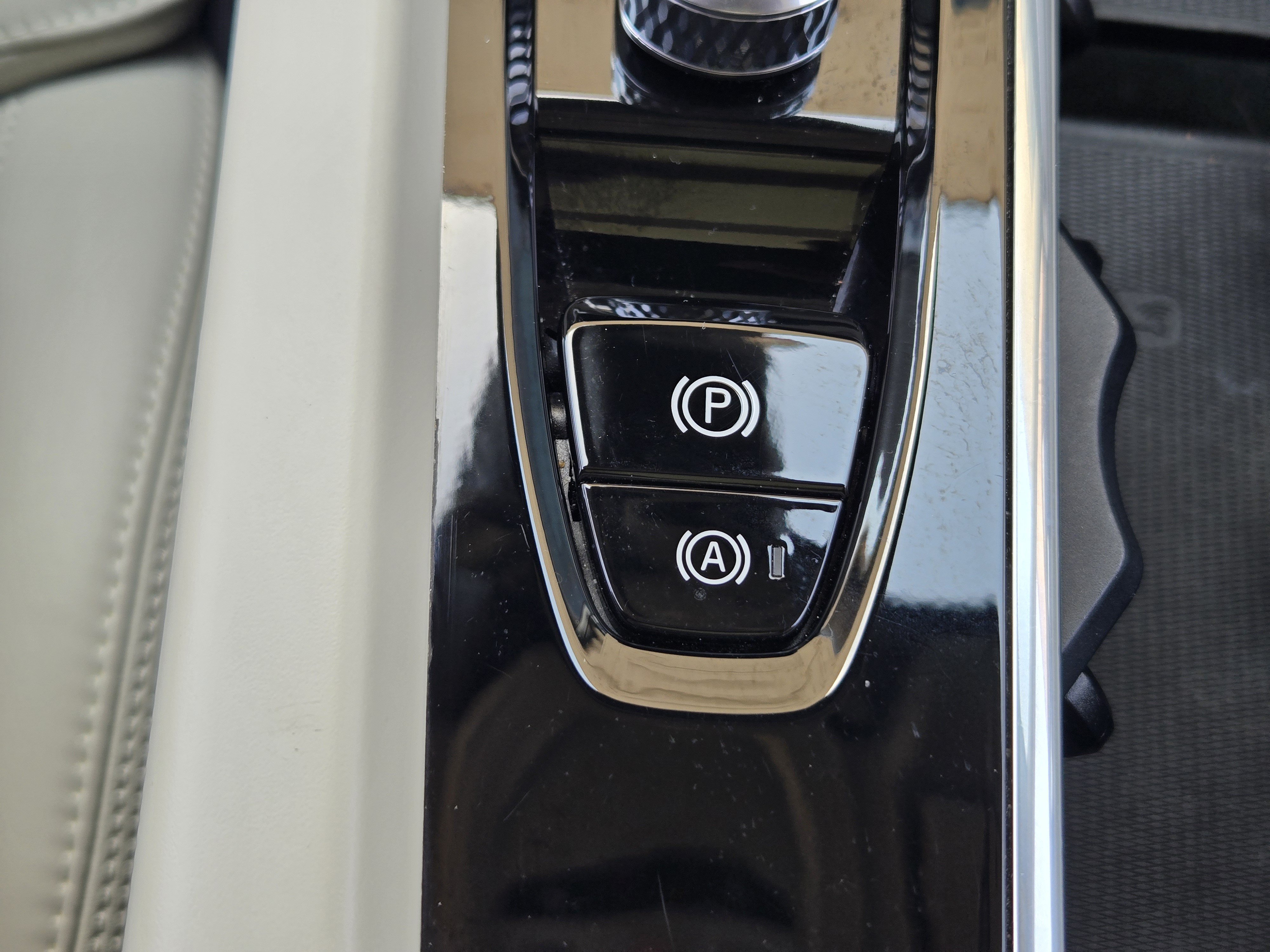 Certified 2026 Volvo XC60 B5 Ultra AWD/4WD image 28