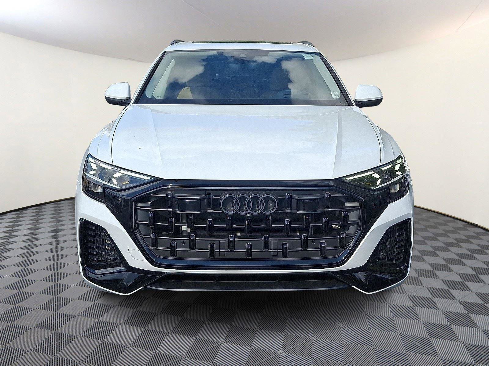 Used 2025 Audi Q8 Prestige w/ Prestige Package image 2