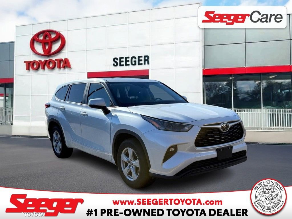 Used 2023 Toyota Highlander LE image 1