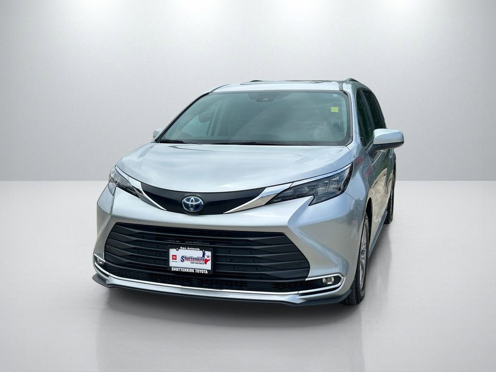 Used 2024 Toyota Sienna XLE w/ XLE Plus Package FWD image 2