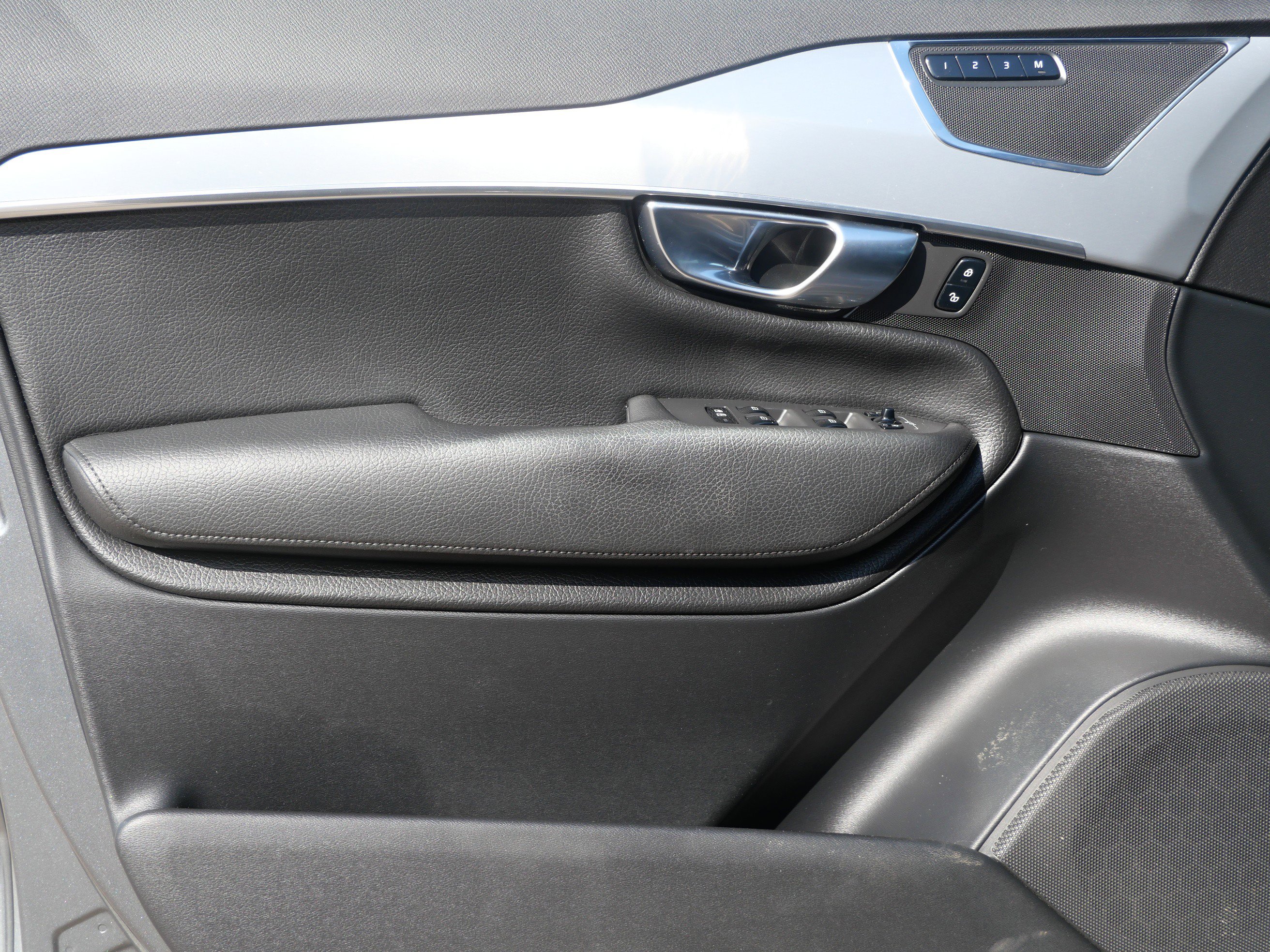 Used 2018 Volvo XC90 T5 Momentum w/ Convenience Package image 13