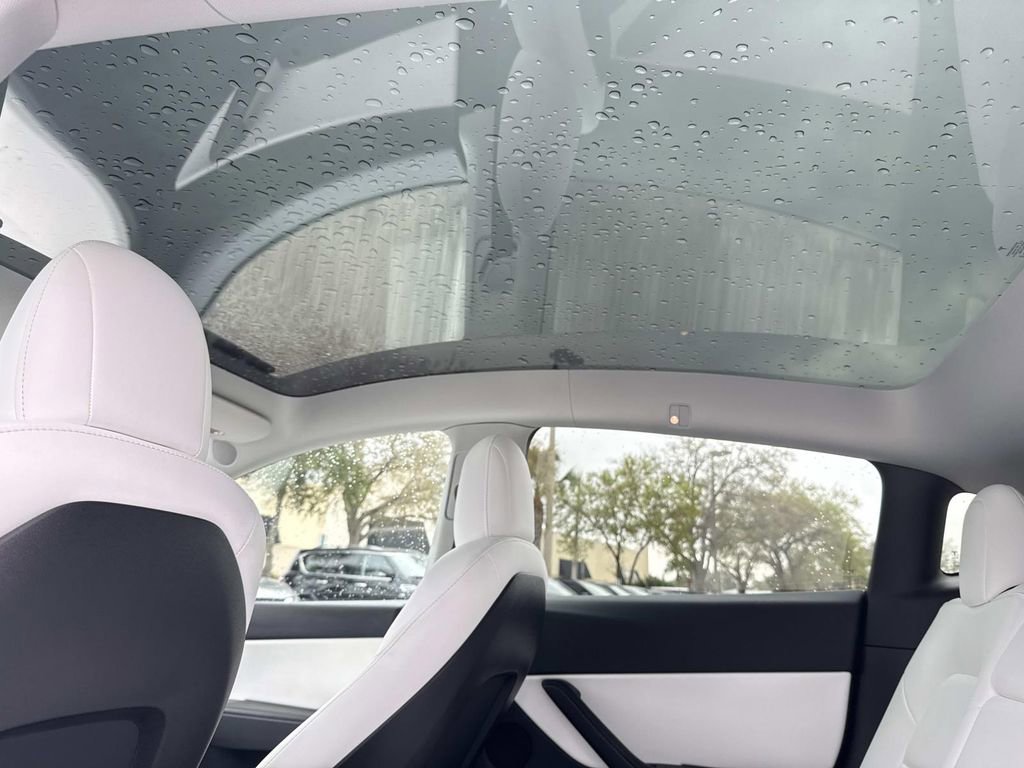 Used 2022 Tesla Model Y Long Range image 18