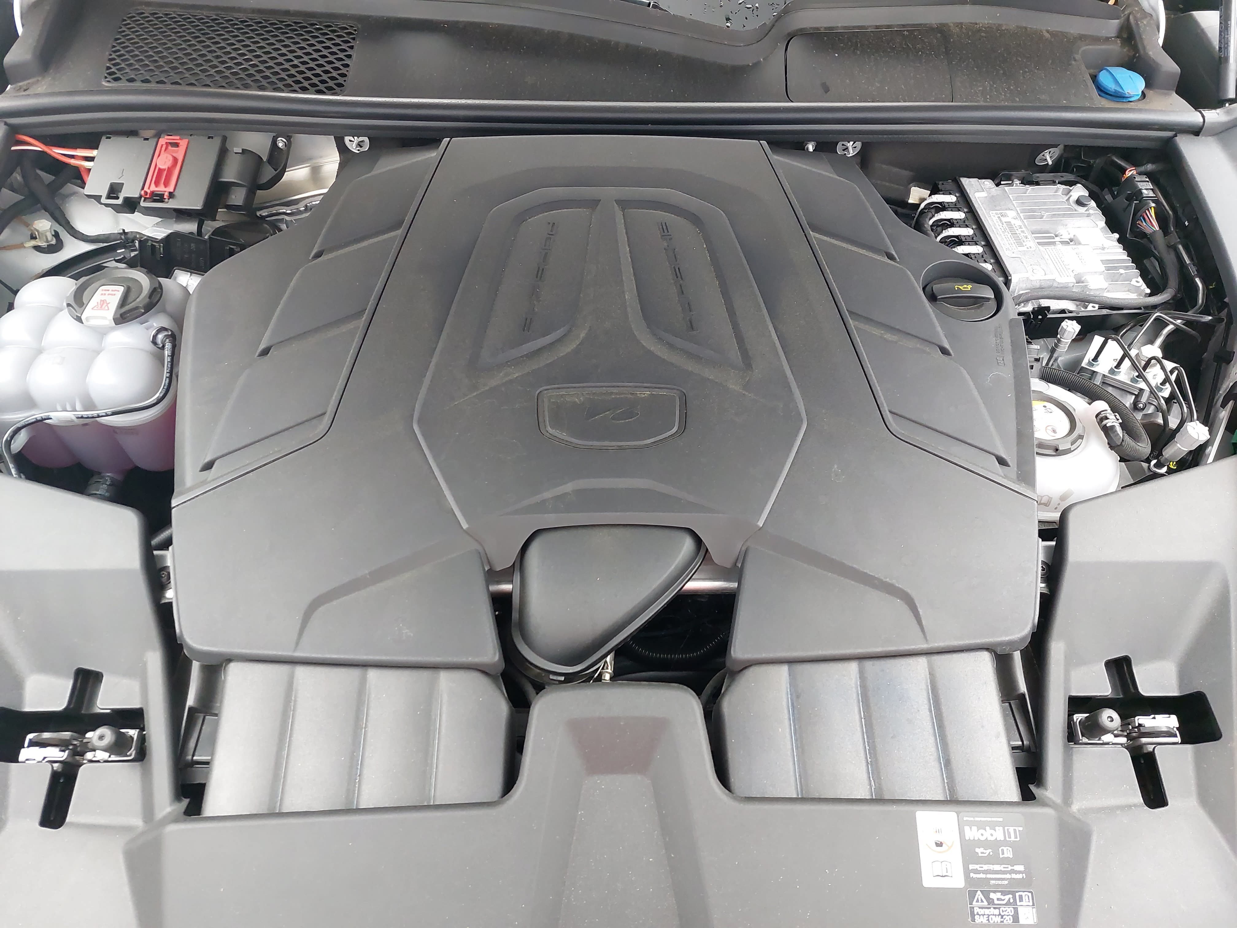 Certified 2026 Porsche Cayenne E-Hybrid Coupe AWD/4WD image 33