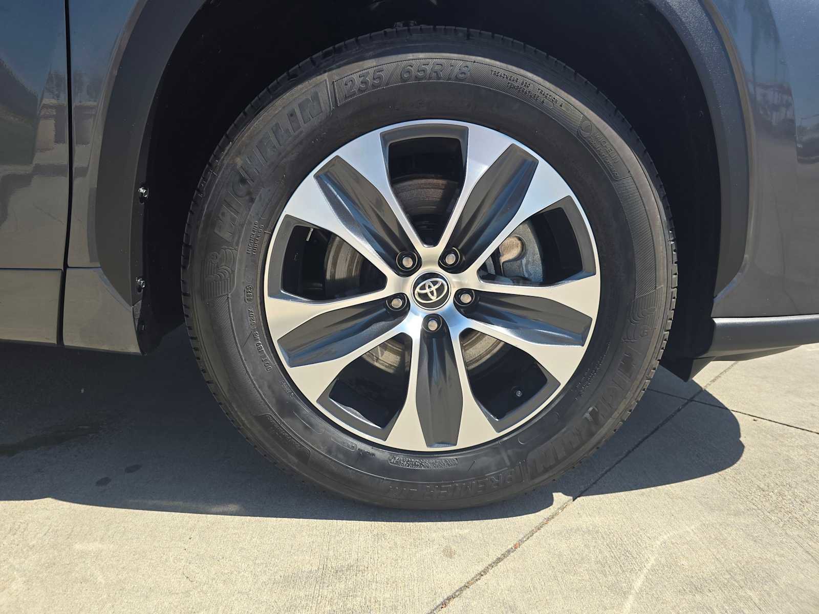 Certified 2025 Toyota Highlander XLE FWD image 9