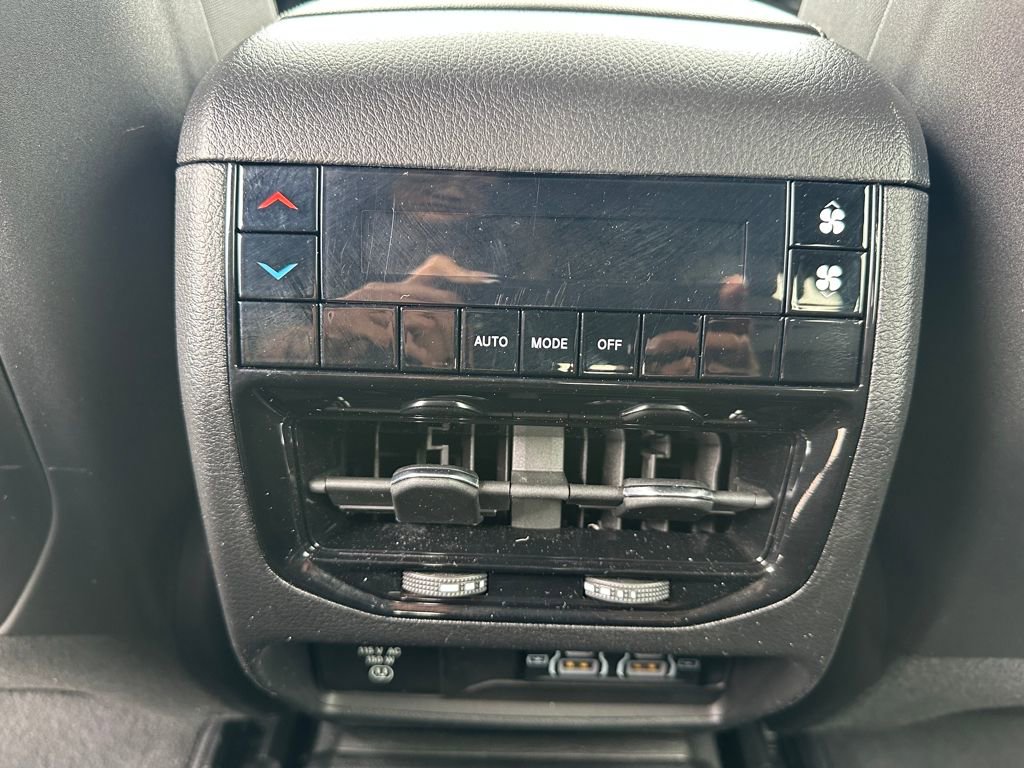 Used 2023 Jeep Grand Cherokee L Laredo image 11