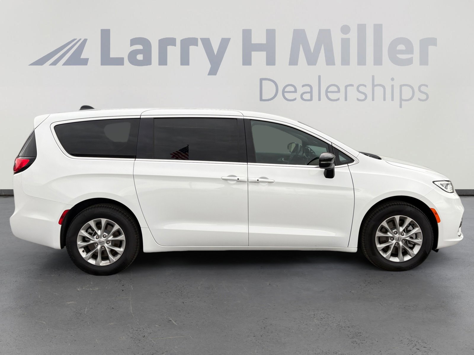 Used 2025 Chrysler Pacifica Select image 6