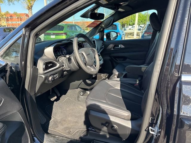 Used 2025 Chrysler Pacifica Select image 12