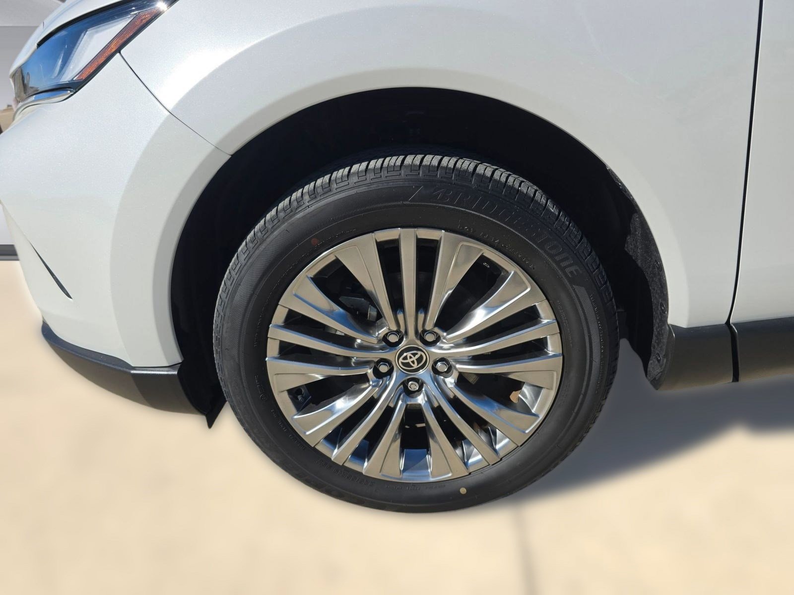 Used 2023 Toyota Venza Limited image 10