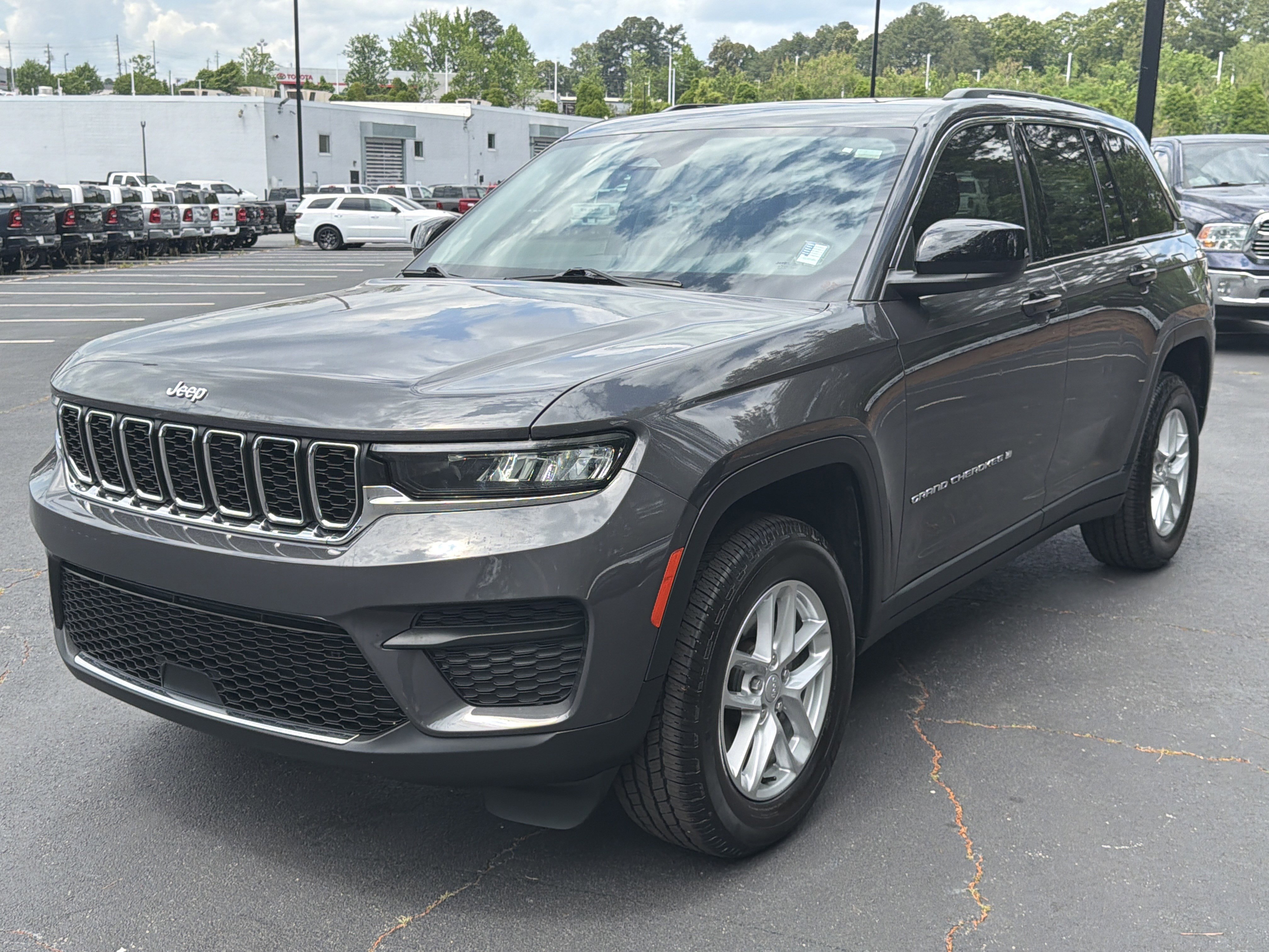 Used 2023 Jeep Grand Cherokee Laredo AWD/4WD image 3