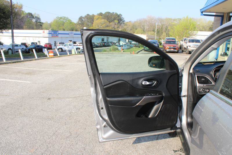 Used 2019 Jeep Cherokee Limited AWD/4WD image 17