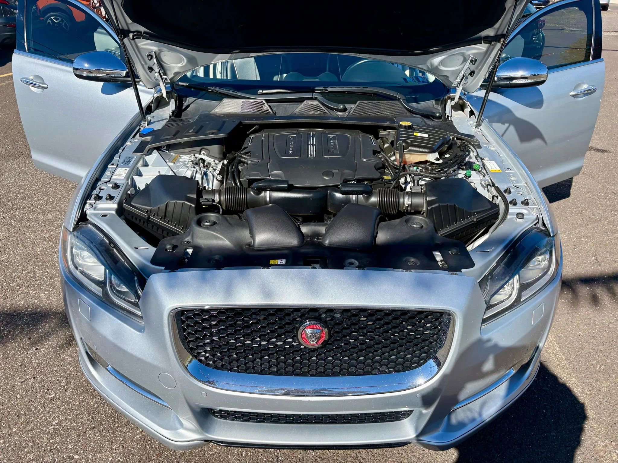 Used 2017 Jaguar XJ R-Sport image 10