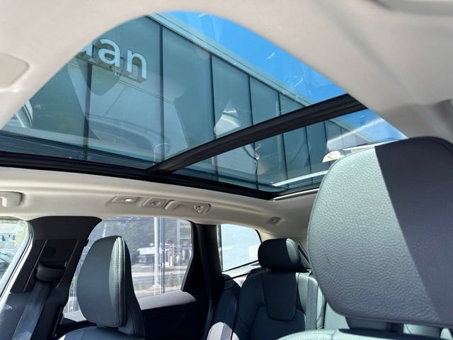 Certified 2025 Volvo XC60 B5 Plus AWD/4WD image 25