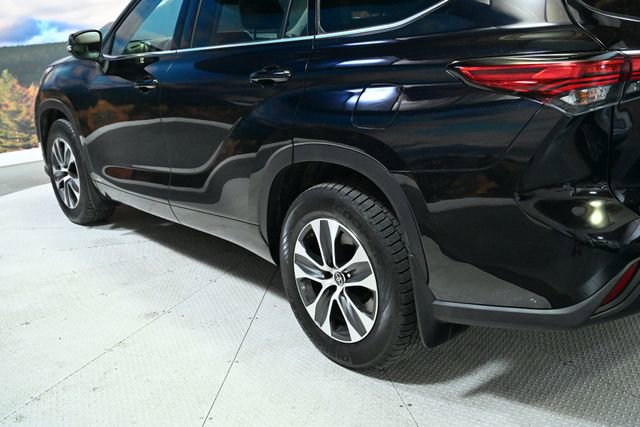 Used 2022 Toyota Highlander XLE AWD/4WD image 8