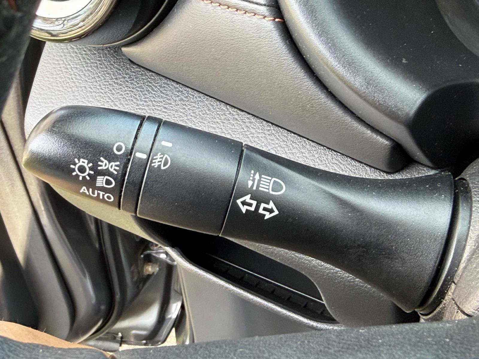 Used 2020 Nissan Kicks SR FWD image 20