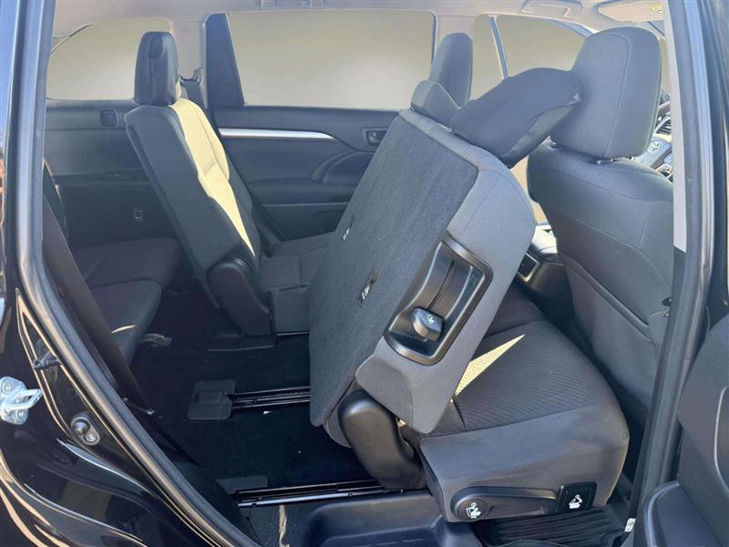 Used 2018 Toyota Highlander LE image 26