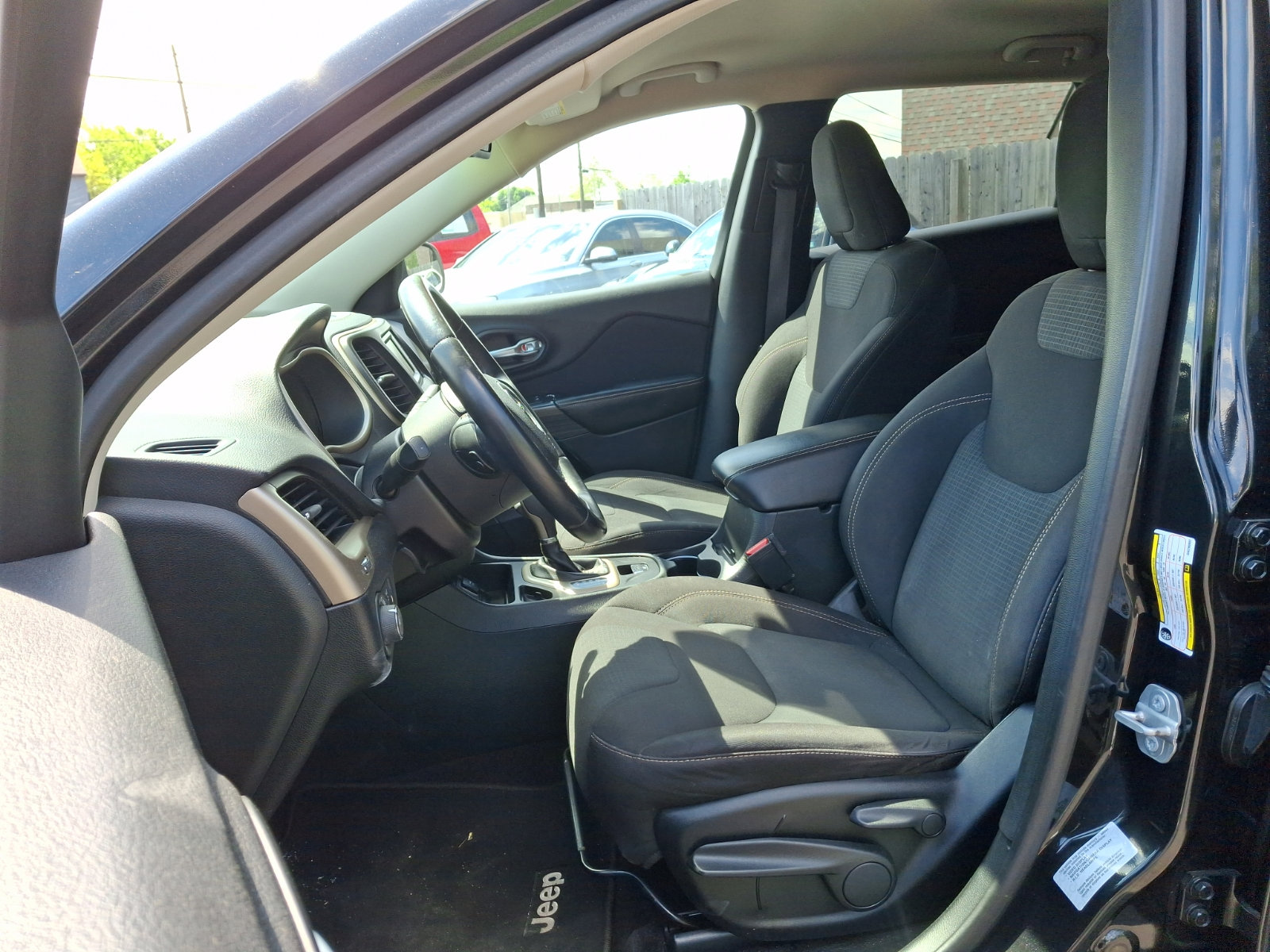 Used 2016 Jeep Cherokee Latitude FWD image 14