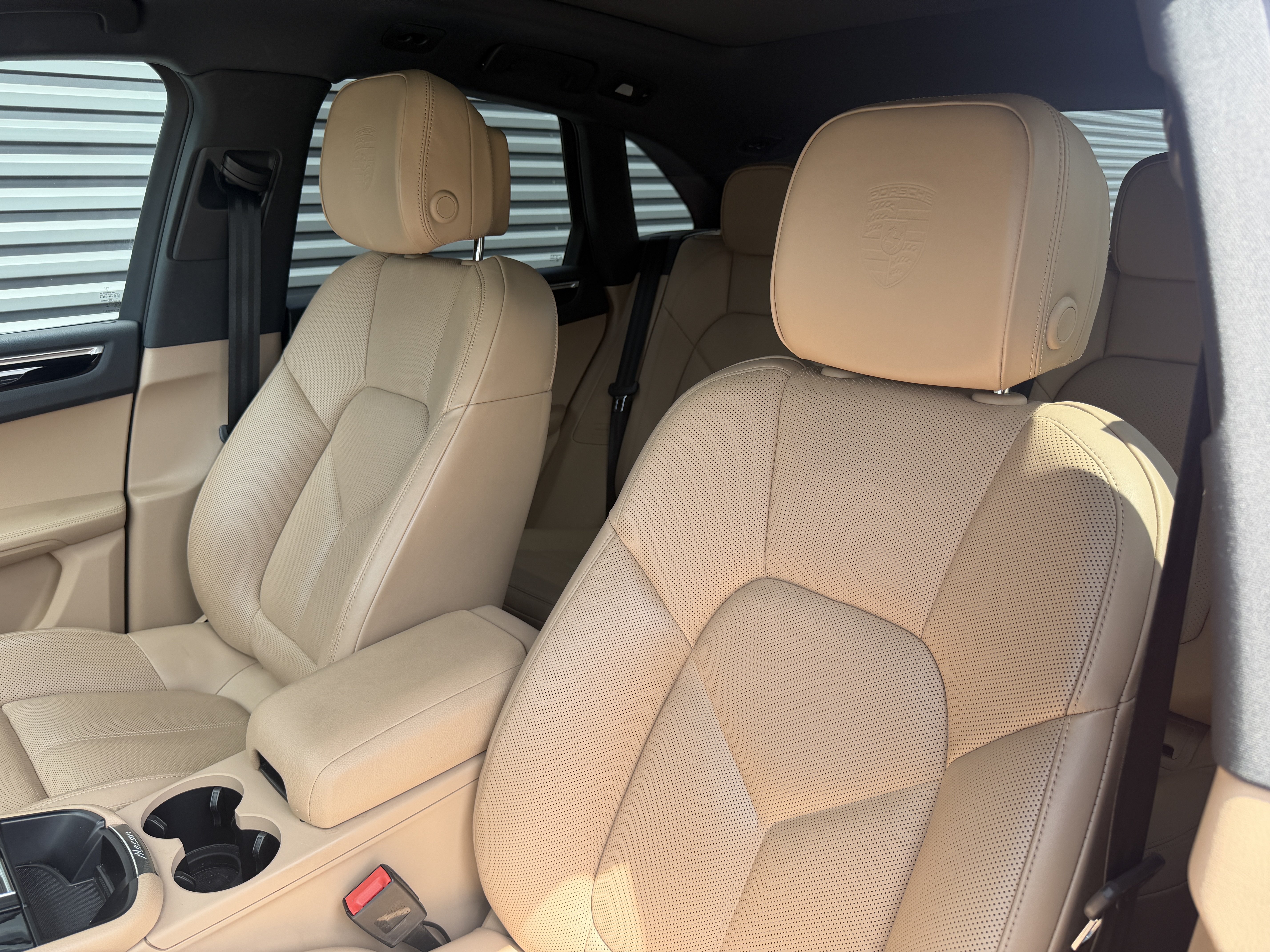 Certified 2024 Porsche Macan AWD/4WD image 5