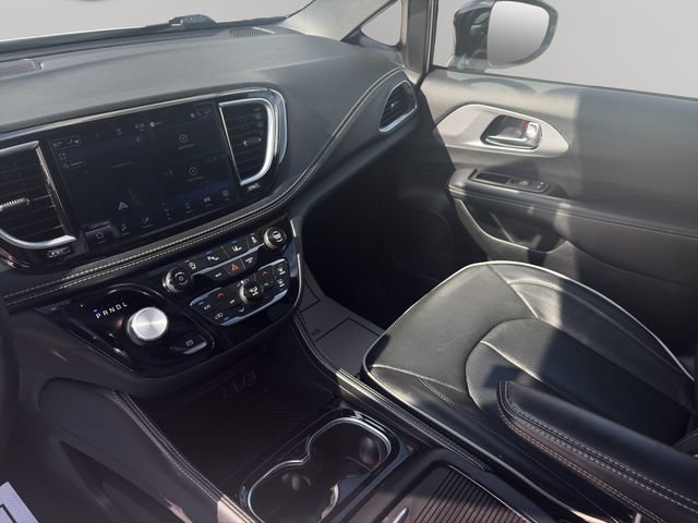 Used 2025 Chrysler Pacifica Limited FWD image 17