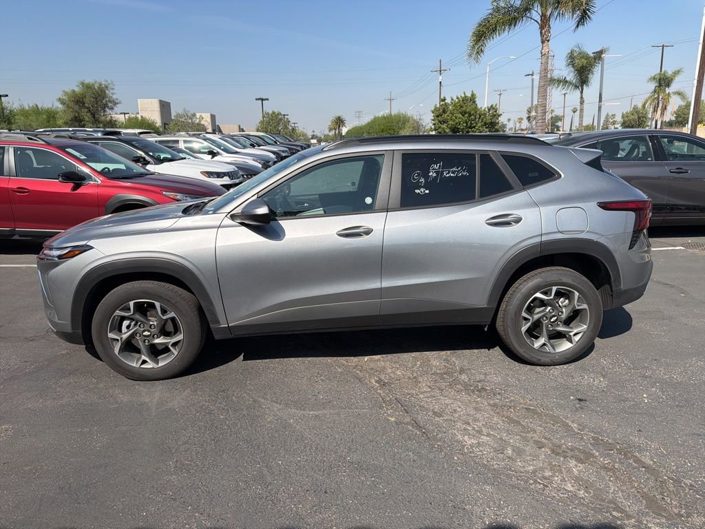 Used 2025 Chevrolet Trax LT w/ LT Convenience Package image 2