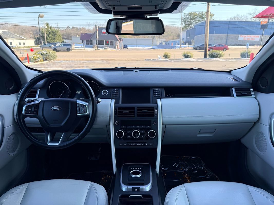 Used 2017 Land Rover Discovery Sport SE image 18