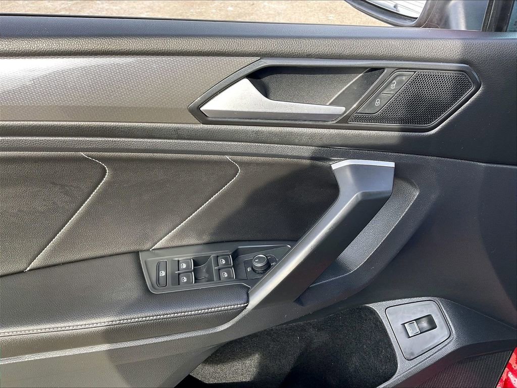 Used 2024 Volkswagen Tiguan SE image 38