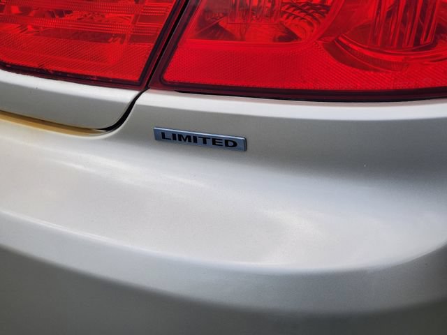 Used 2010 Chrysler Sebring Limited FWD image 7