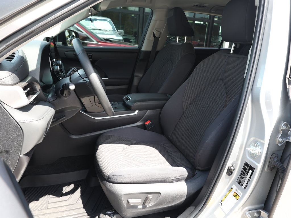 Used 2024 Toyota Highlander LE FWD image 14