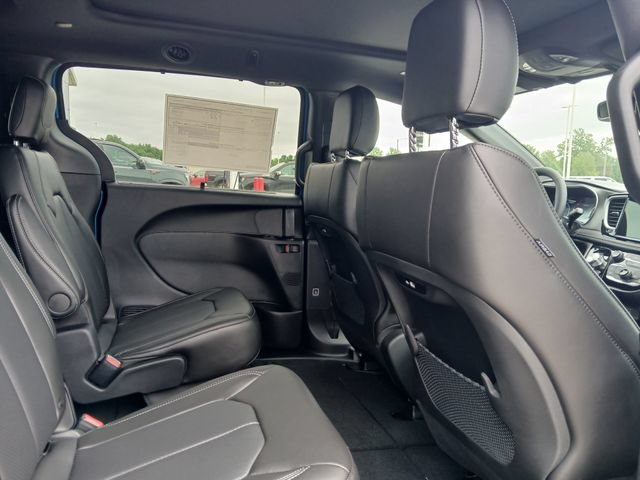 New 2027 Chrysler Pacifica Select FWD image 18