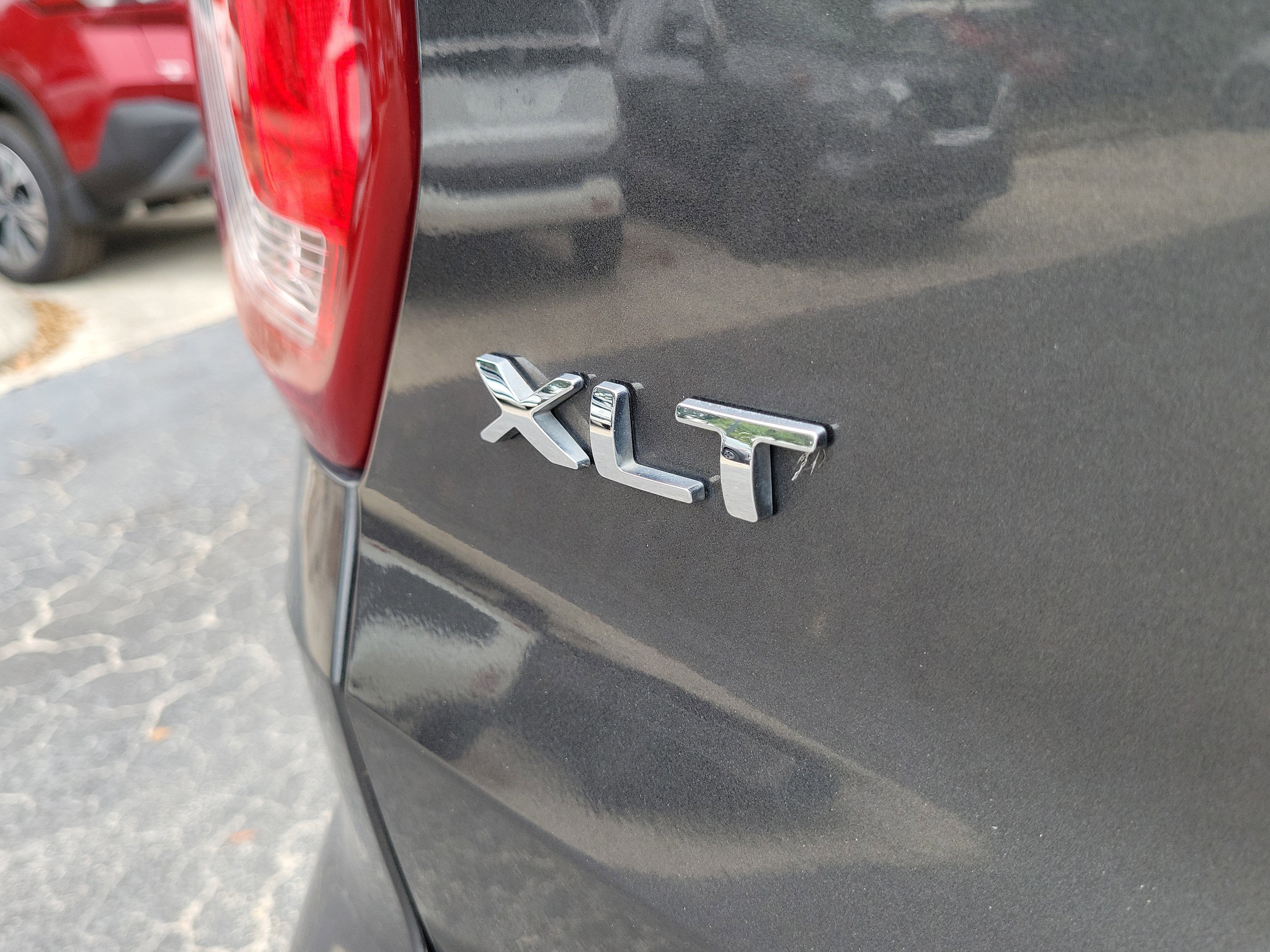 Used 2017 Ford Explorer XLT w/ Equipment Group 202A FWD image 8